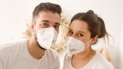 Maca y Adri�n, al frente del estudio fotogr�fico Y al fin te encontr�, han implantado un estricto protocolo en su vuelta al trabajo que incluye el uso obligatorio de mascarilla