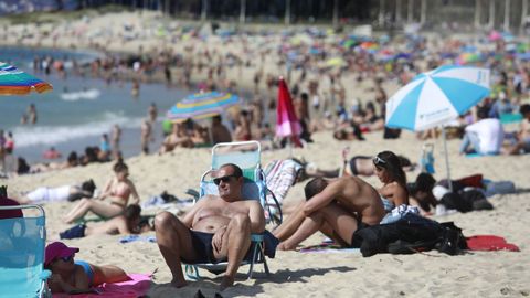 Imagen de veraneantes en la playa de Samil, la m�s famosa de Vigo