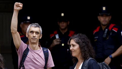 Roger Espa�ol, este mi�rcoles a las puertas de la Audiencia de Barcelona, junto a la directora de Ir�dia Ana�s Franquesa.
