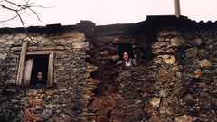 Daos causados a una casa de Cruzul, en el concello de Becerre, a consecuencia del terremoto de 1995, de una magnitud de 4.6