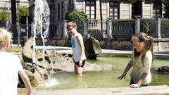 La ola de calor de julio llev� a los ni�os a utilizar las fuentes para refrescarse