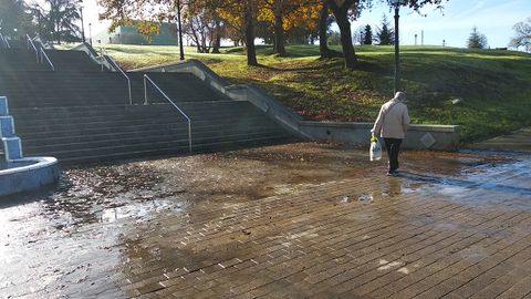 Los vecinos denuncian fugas de agua y regueros que discurren por las escaleras del parque del Oeste de Oviedo