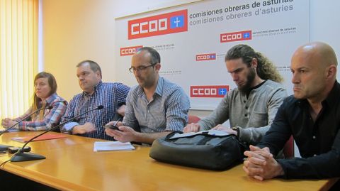 Tres representantes del comit� de empresa de Capsa, Jos� Luis de Coro, Ana Arboleya y Joaqu�n Fern�ndez, han comparecido junto a los secretarios generales de CCOO de Industria, Dami�n Manzano, y del SOMA, Jos� Luis Alperi.Tres representantes del comit� de empresa de Capsa, Jos� Luis de Coro, Ana Arboleya y Joaqu�n Fern�ndez, han comparecido junto a los secretarios generales de CCOO de Industria, Dami�n Manzano, y del SOMA, Jos� Luis Alperi