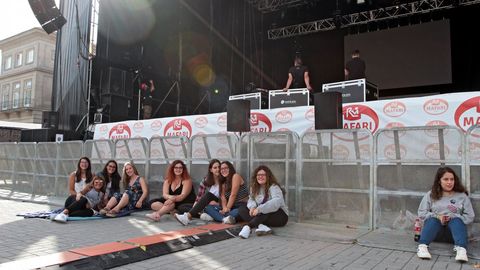 Fans de Juan Magan guardando sitio en las fiestas de A Peregrina, Pontevedra