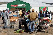 Varias personas escapan con el fruto del saqueo en Bariloche.