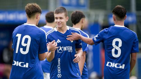 Arturo Arribas, en el centro, celebra un gol del juvenil A