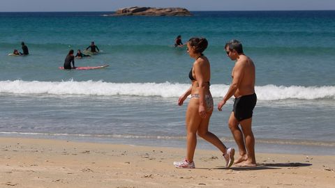 Algunos se animaron a pasear en ba�ador por A Lanzada. Otros se lanzaban al mar a practicar deporte