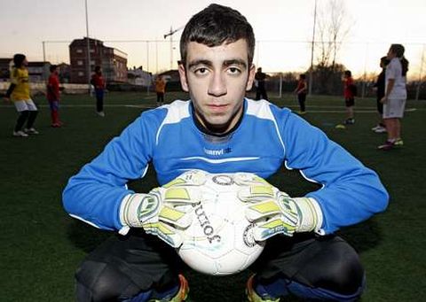 Adri�n es uno de los porteros del Calasancio y cumple su segundo a�o como juvenil.
