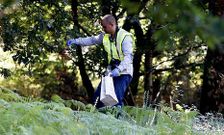 Un guardia civil busca pruebas en la zona donde apareci� el cad�ver de la menor.