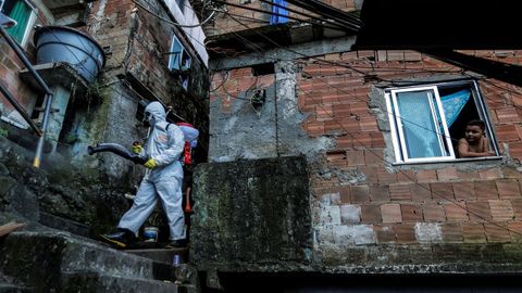 Residentes de la favela Dona Marta, en Ro de Janeiro (Brasil), trabajan en su limpieza