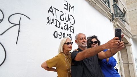 Algunos artistas y allegados posando con el mural del artista Fernando Snchez Castillo.