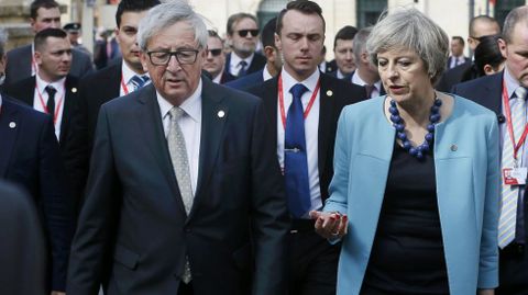 Jean-Claude Juncker y Theresa May durante una reunin celebrada en Malta el pasado mes