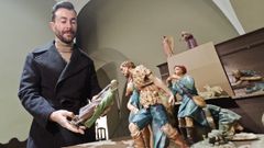 Eduardo Cotarelo muestra algunas de las figuras que se recuperar�n para el bel�n de la pr�xima Navidad