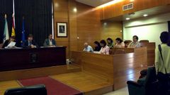Los asientos que ocupan el grupo socialista de Arteixo, vac�os.
