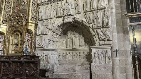 Catedral de Ourense. Sepulcro gtico situado en la parte derecha de la Capilla Mayor. Es del siglo XIV y no se sabe a quin estuvo destinado.