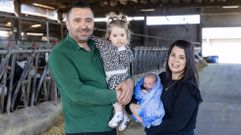 POR PARTIDA DOBLE.  Myriam Bello Becerra y Policarpio V�zquez Li�ares residen en Rod�s, Cerceda. El a�o pasado tuvieron una ni�a, Yaiza, y hace apenas d�as, ella dio a luz a un ni�o. Mateo. El Concello les dio la ayuda de 300 euros en el 2025, y ahora volver� a pedir la que le corresponde. La agradece y la valora, porque ayuda en los gastos de pa�ales o de leche, que son constantes. Myriam es un de las vecinas de Cerceda que apost� por regresar al municipio de sus or�genes familiares tras criarse y vivir hasta los 26 a�os en Ginebra, destino emigrante de muchos de sus vecinos