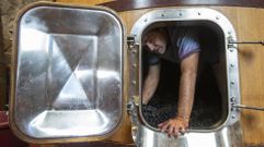 Pedro Rodr�guez, en su bodega de la subzona de Amandi