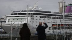 El crucero Ambition, con pasajeros afectados por un norovirus, durante su escala en A Coru�a.