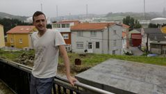 Abel vive en el final de A Coru�a hacia Arteixo, con vistas a la refiner�a