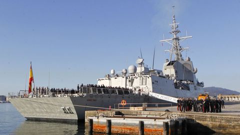 Imagen de archivo de la fragata Mndez Nez, con base en Ferrol, con parte de su tripulacin en cubierta.