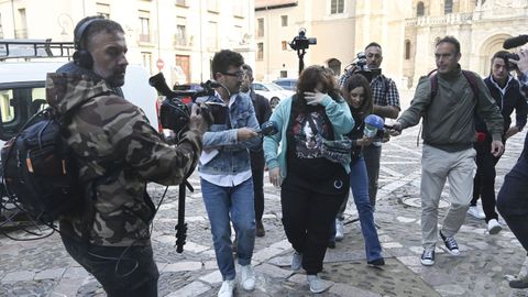 La Audiencia Provincial de León acoge este lunes el inicio del juicio contra una mujer, apodada como la 'Reina de la Burundanga' (3i), que se enfrenta a seis delitos de homicidio en grado de tentativa por hacer drogado reiteradamente a amigos y familiares para, aprovechando su estado de indefensión, vaciar sus cuentas bancarias, apoderarse de objetos de valor o hacerles firmar documentos.