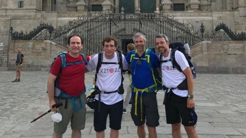 El alcalde de Madrid, Almeida, hizo el Camino Primitivo junto a varios amigos de la universidad.