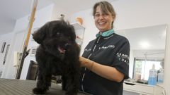 En la imagen, la peluquera canina Tamara Pego, que en Ferrol tambi�n imparte cursos de la academia Artero