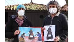 V�ctor y Berto del colectivo Antroxu Tradicional d'Abill�s con unos dibujos de �La Vieya�