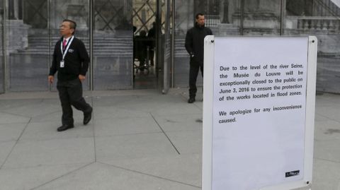 Un cartel informa del cierre del museo del Louvre
