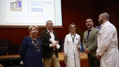 La gerente del �rea y el director xeral, junto a otros responsables, en el acto de ayer.