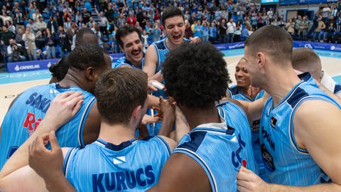 La plantilla breoganista, haciendo pi�a despu�s de ganar al Bilbao en el Pazo.