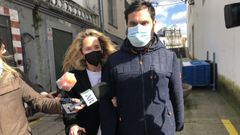 Pablo, viudo de Cristina, que fue asesinada en Oza-Cesuras en enero del 2021, con su abogada tras salir de declarar en el juzgado de Betanzos