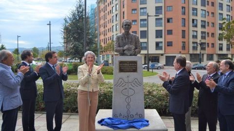 El alcalde, Alfredo Canteli, miembros de la Corporacin local, familiares y amigos de Jaime Martnez asisten a la Inauguracin del busto en su honor