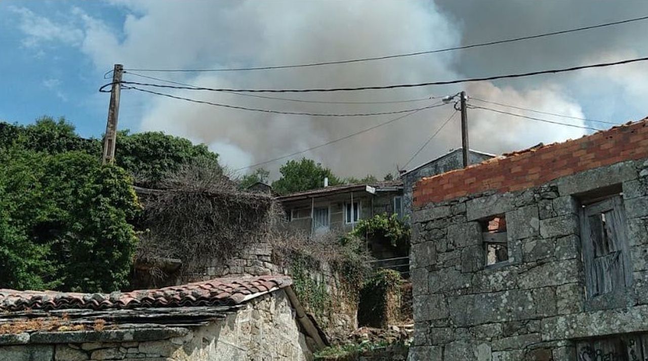 Un incendio forestal en Boborás moviliza un amplio dispositivo aéreo y terrestre tras originarse presuntamente en unas labores de desbroce de un tractor