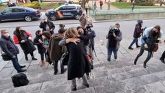 Familiares del Villa de Pitanxo antes de la reuni�n