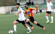 Manu Nogueira debut� con el Dumbr�a y se lesion�. En la jugada, presionado por Souto. 