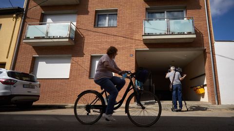 Vista del domicilio de la localidad de Porqueras (Gerona), en donde anoche un hombre asesin� a su pareja