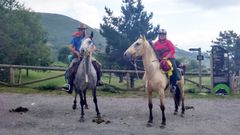 Benjam�n y Jennifer Rodr�guez, a lomos de sus caballos.