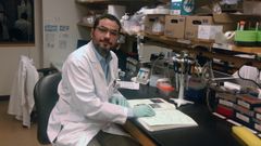 Adri�n Mari�o, vigu�s de adopci�n, estudia alteraciones gen�ticas en los tumores para proporcionar el mejor tratamiento a sus pacientes del hospital Brigham and Women?s de Boston y da clase en Harvard como profesor asistente