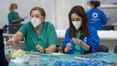 Enfermeras cargando vacunas contra el covid-19 en Expocoru�a