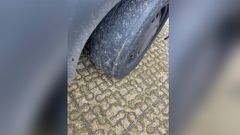 Estado de uno de los neumticos del vehculo localizado en la calle San Victorio