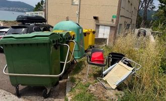 Voluminosos abandonados donde no corresponde en Fisterra
