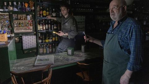 La emblemtica cafetera Paradiso, en el casco histrico compostelano, a oscuras