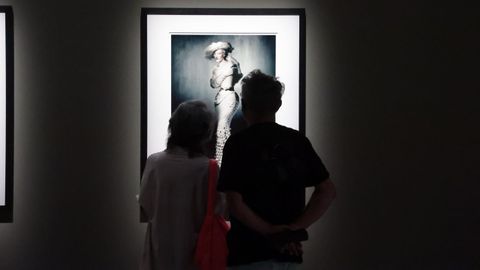 Dos visitantes ante una imagen de Roversi