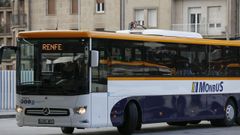 Imagen de archivo de un autobus entrando a la estaci�n de Ourense