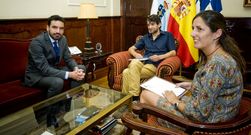 El director del Parador ayer en la reuni�n con el alcalde. 
