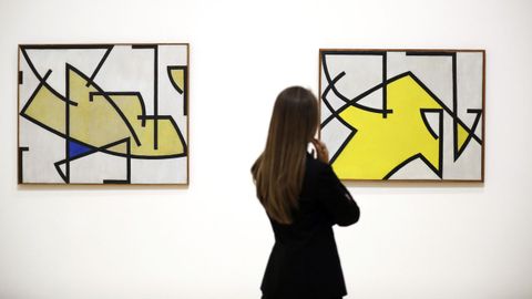 Una mujer observa dos obras sin título de Soto en el Guggenheim de Bilbao