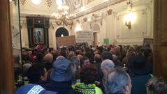 Los afectados por las preferentes increpan a Louz�n en el sal�n de plenos