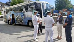 Lara M�ndez, alcaldesa de Lugo, y Jes�s Pi�eiro, inspector jefe de la Polic�a Local, charlando con miembros de la Armada