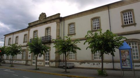 El edificio de la escuela de idiomas, en la foto, y el de los juzgados se levantaron en la etapa de Evaristo Rodríguez